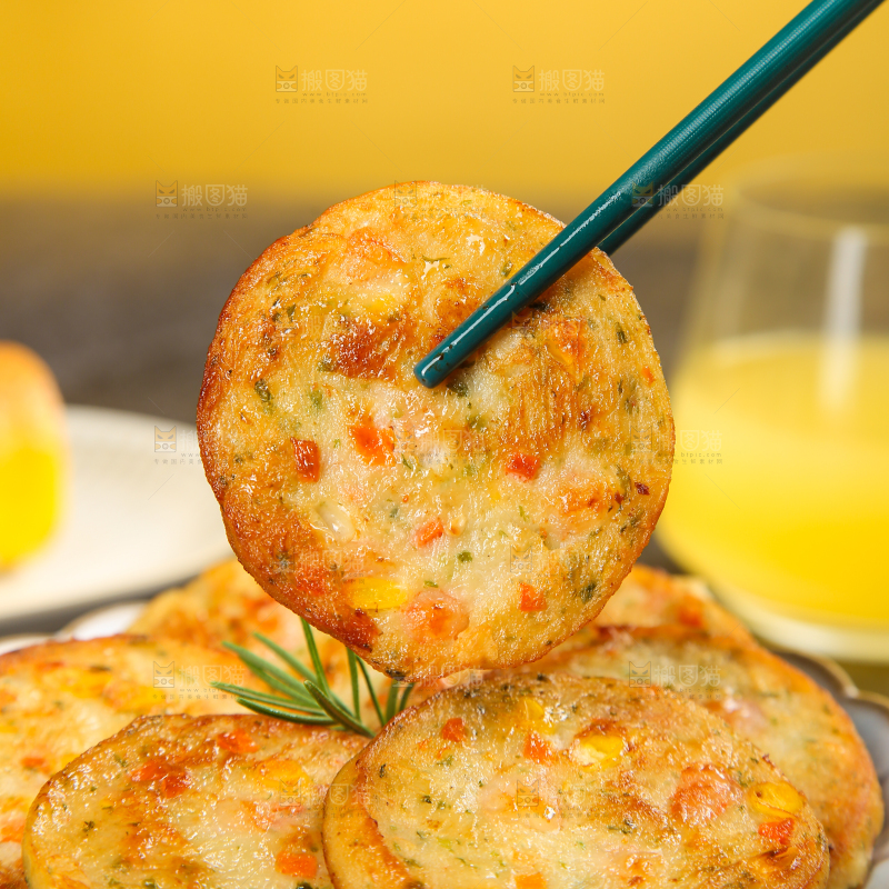 深底上的果蔬鲜虾饼