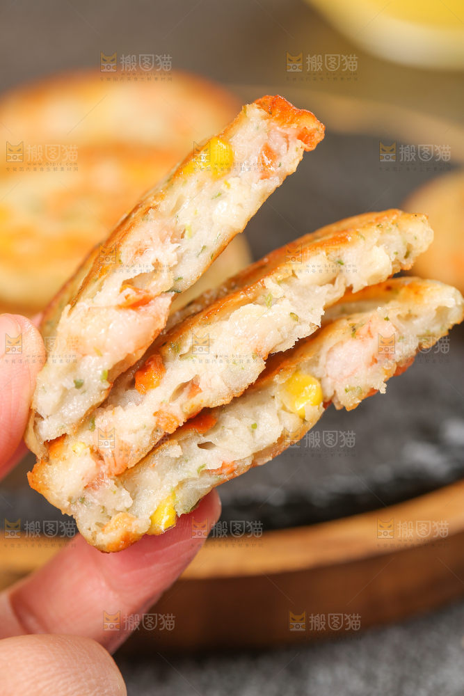 深底上的果蔬鲜虾饼