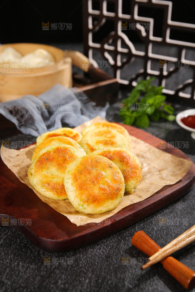 深底上的海苔鲜虾饼