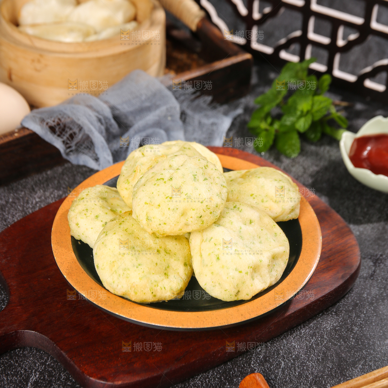 深底上的海苔鲜虾饼