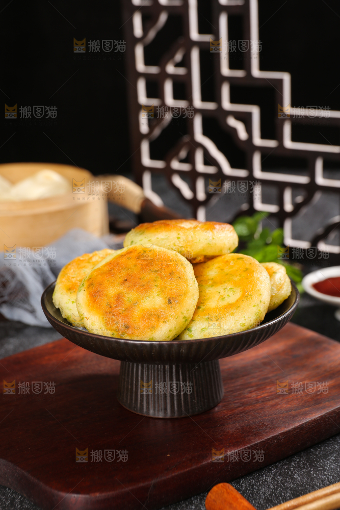深底上的海苔鲜虾饼