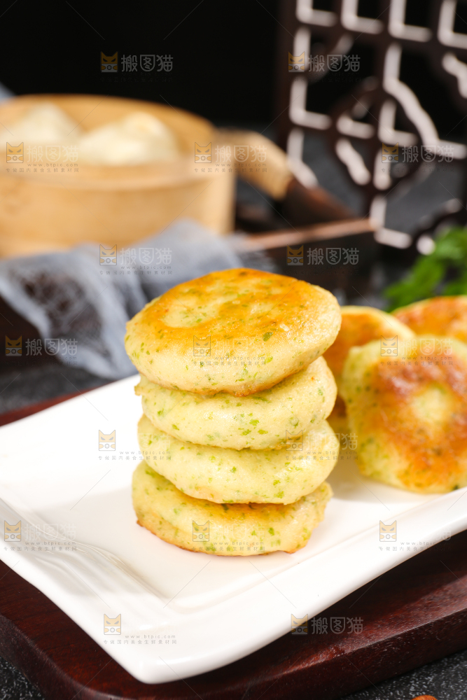 深底上的海苔鲜虾饼