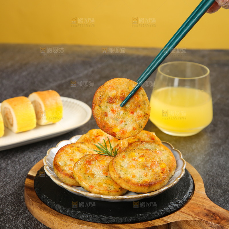 深底上的果蔬鲜虾饼