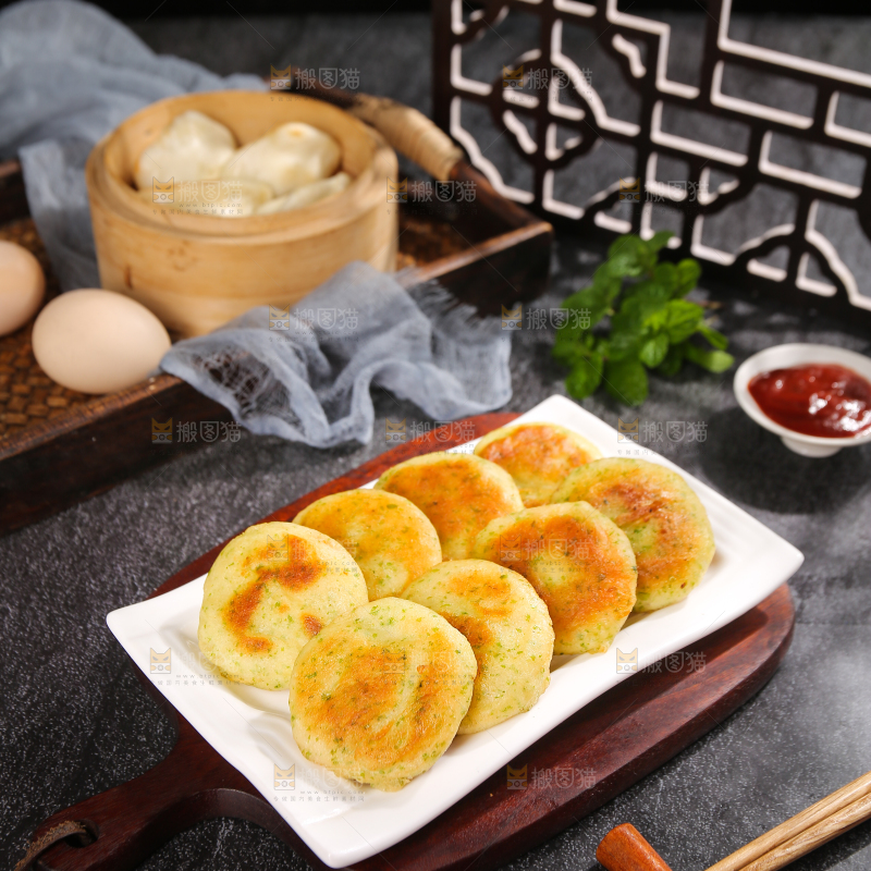 深底上的海苔鲜虾饼