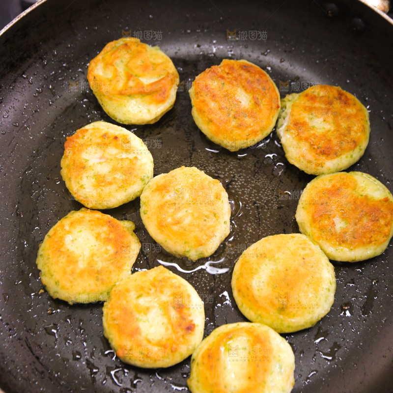 锅里的海苔鲜虾饼