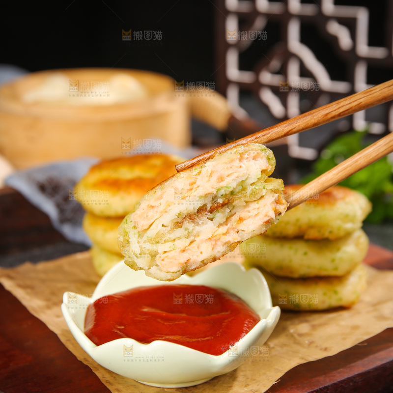 深底上的海苔鲜虾饼