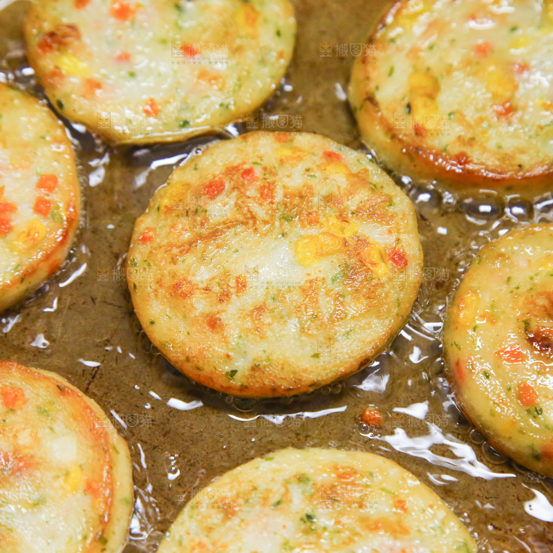 锅里的果蔬鲜虾饼