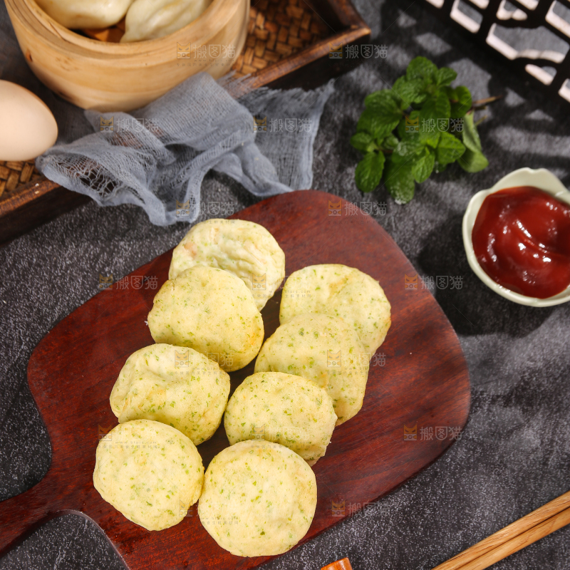 深底上的海苔鲜虾饼