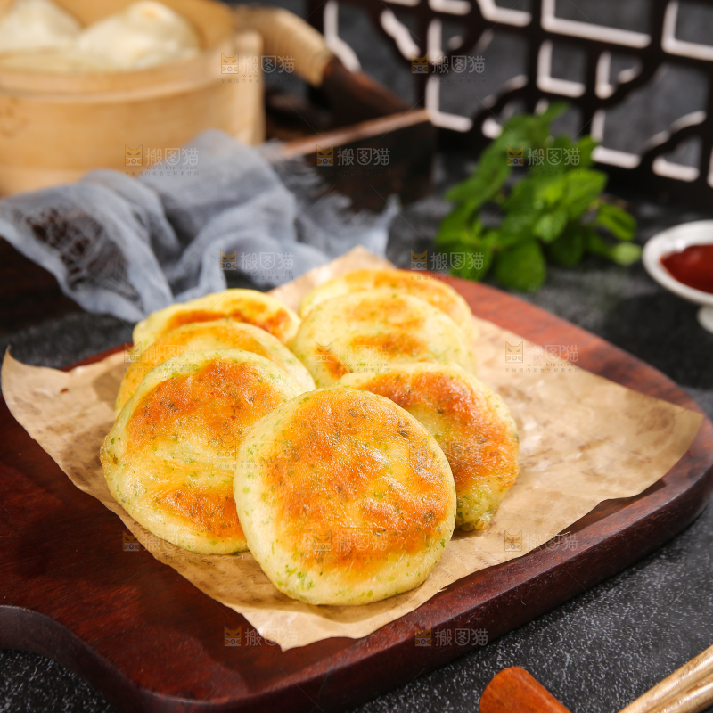 深底上的海苔鲜虾饼