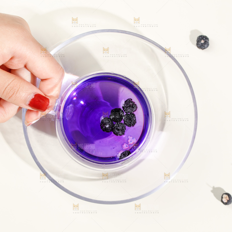 杯子里装着黑枸杞茶