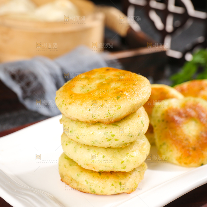 深底上的海苔鲜虾饼