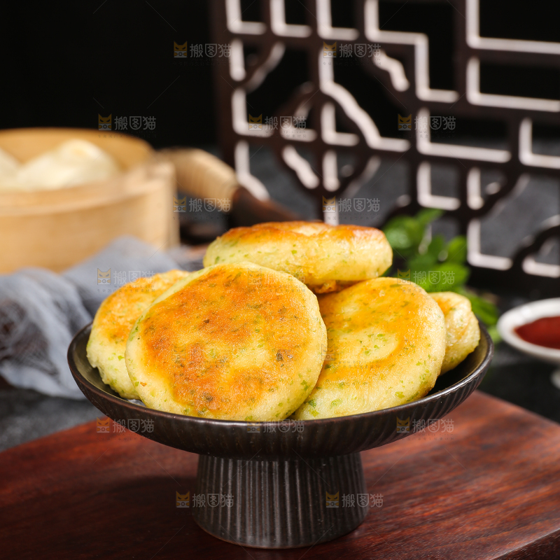 深底上的海苔鲜虾饼