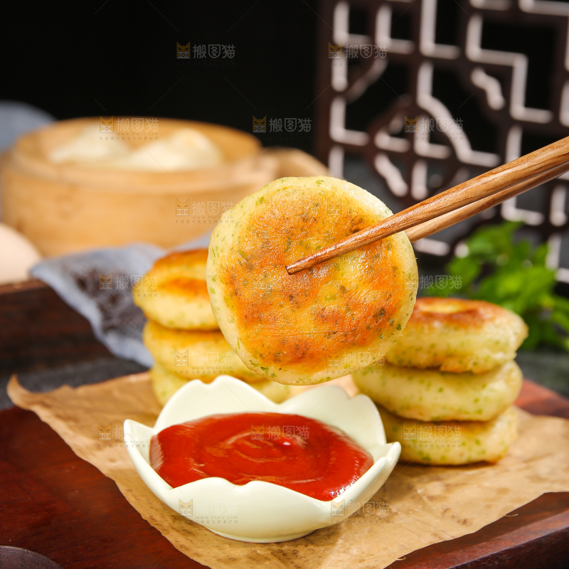深底上的海苔鲜虾饼