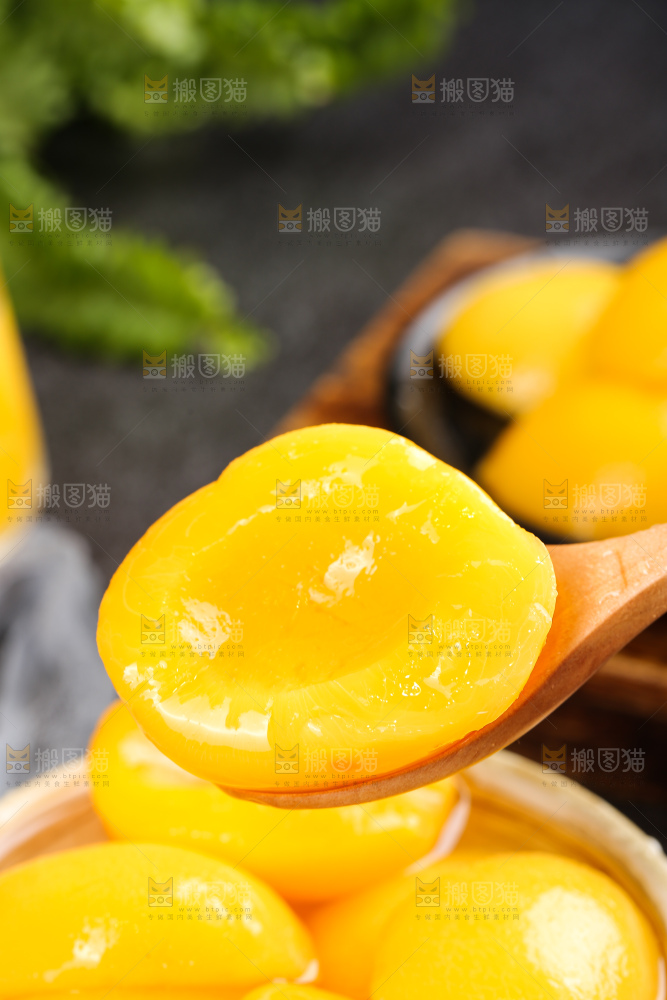 深底上的黄桃罐头