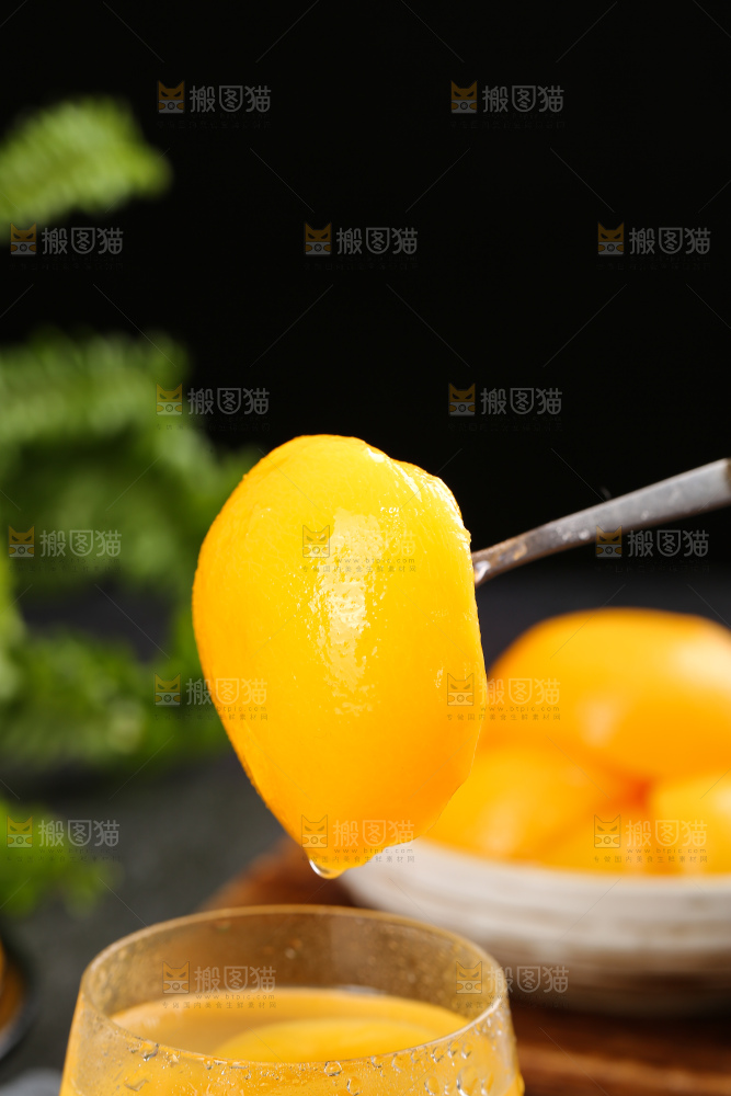 深底上的黄桃罐头