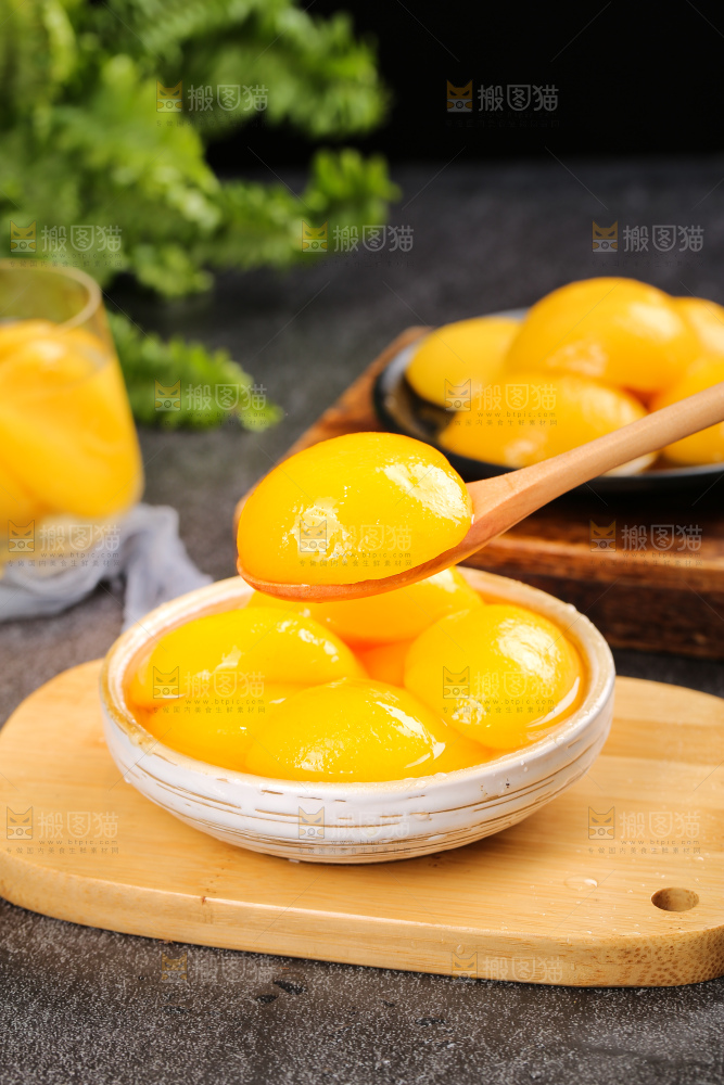 深底上的黄桃罐头