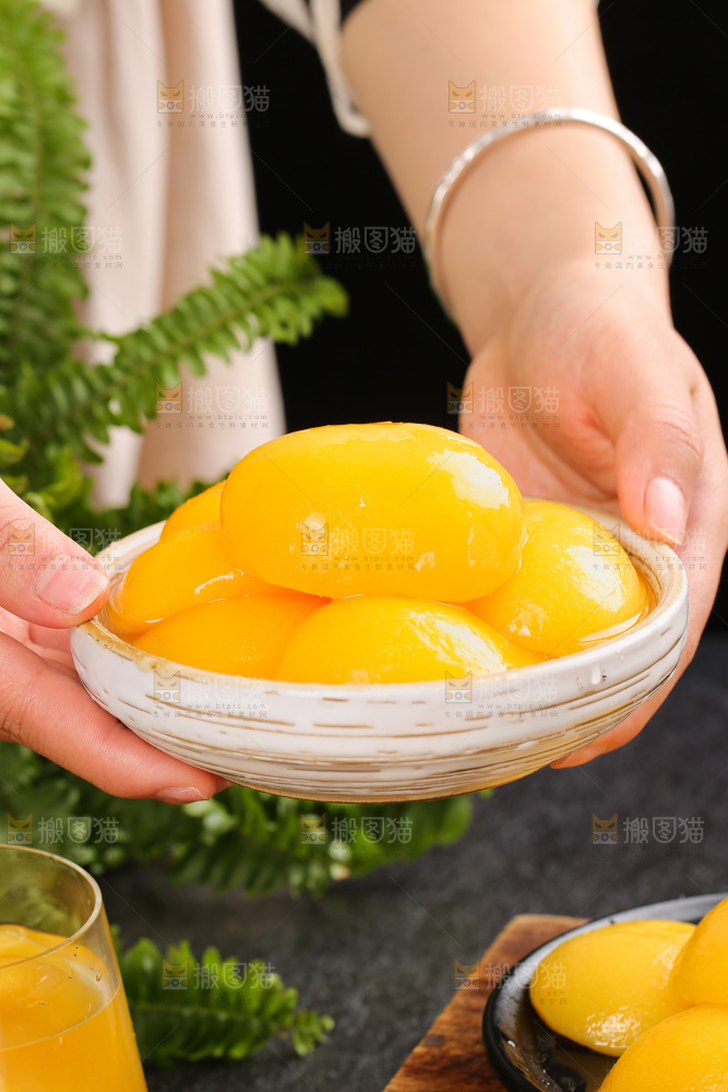深底上的黄桃罐头