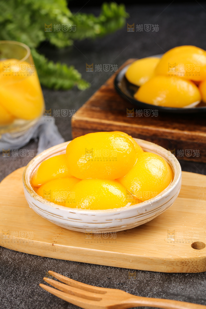 深底上的黄桃罐头