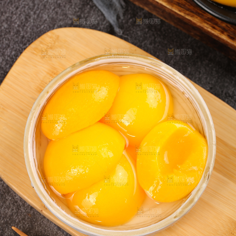 深底上的黄桃罐头