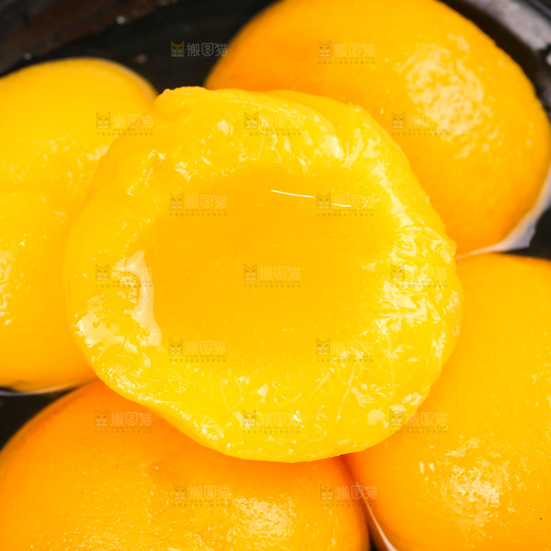 深底上的黄桃罐头