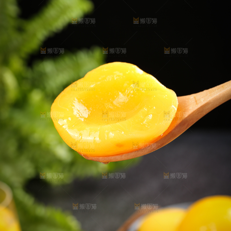 深底上的黄桃罐头