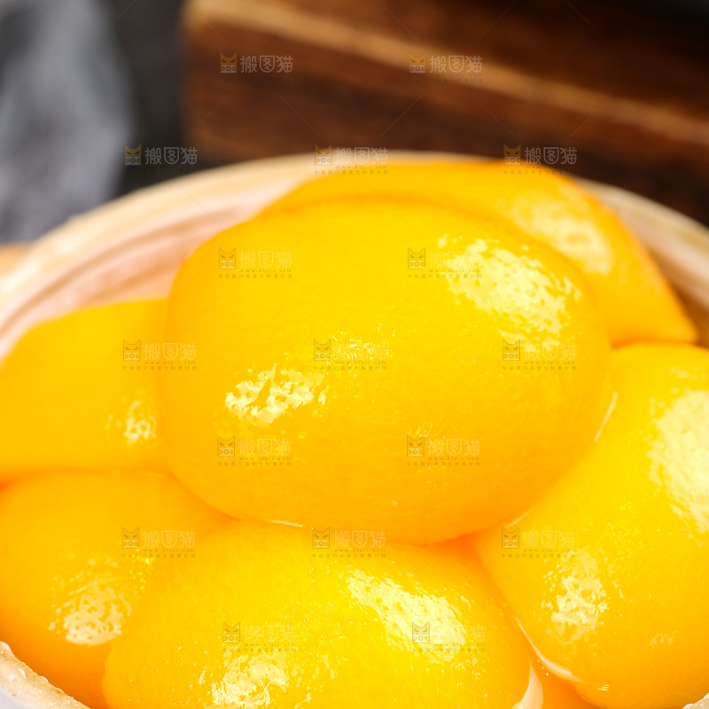 深底上的黄桃罐头