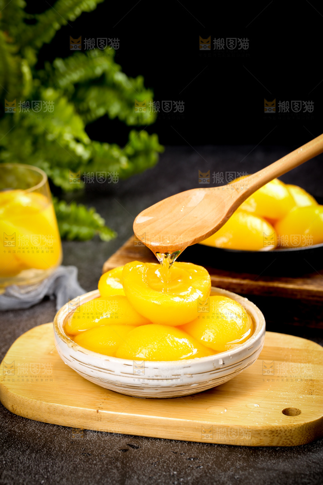 深底上的黄桃罐头