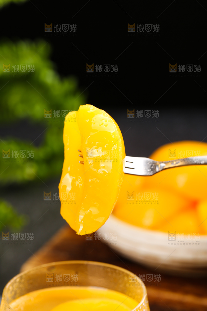 深底上的黄桃罐头