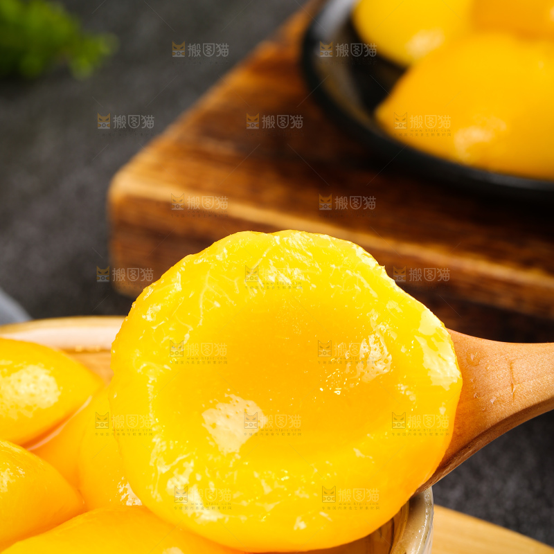 深底上的黄桃罐头