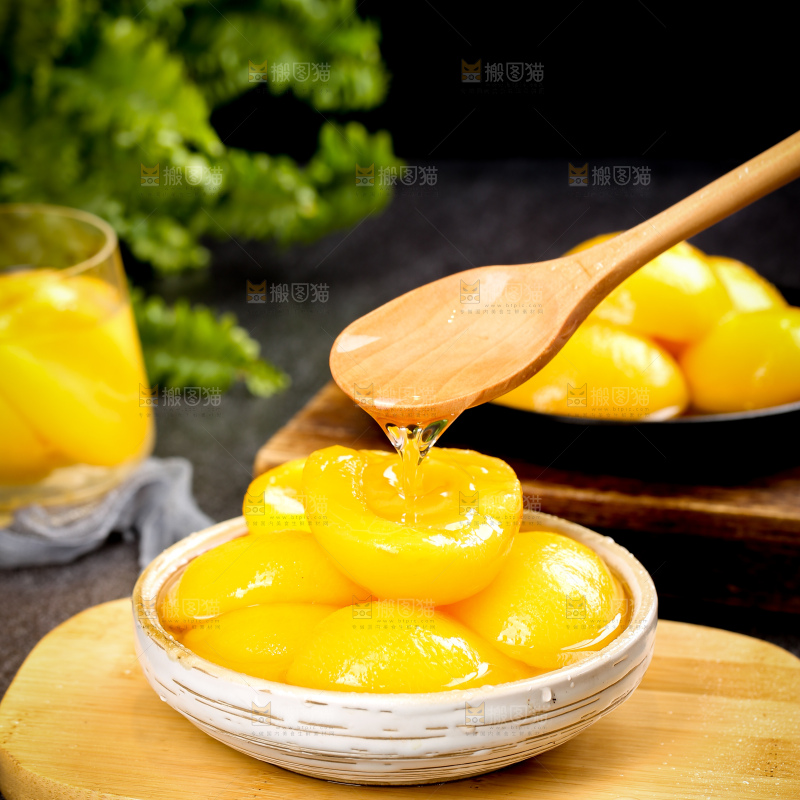 深底上的黄桃罐头