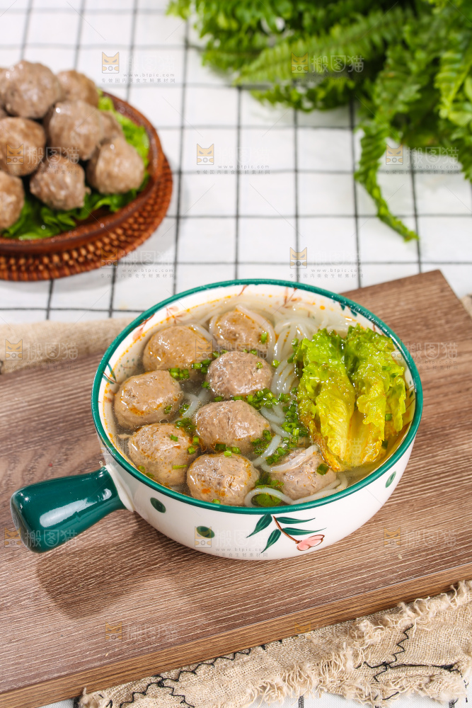 浅底上的牛肉丸