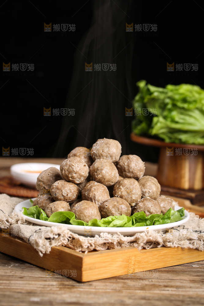 木底上的牛肉丸