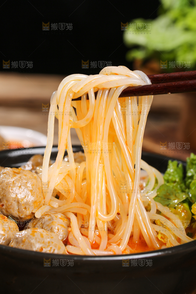 木底上的牛肉丸