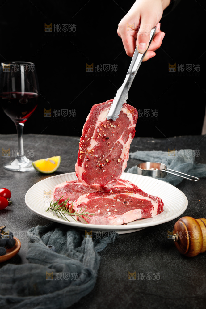 深底上的新鲜牛排