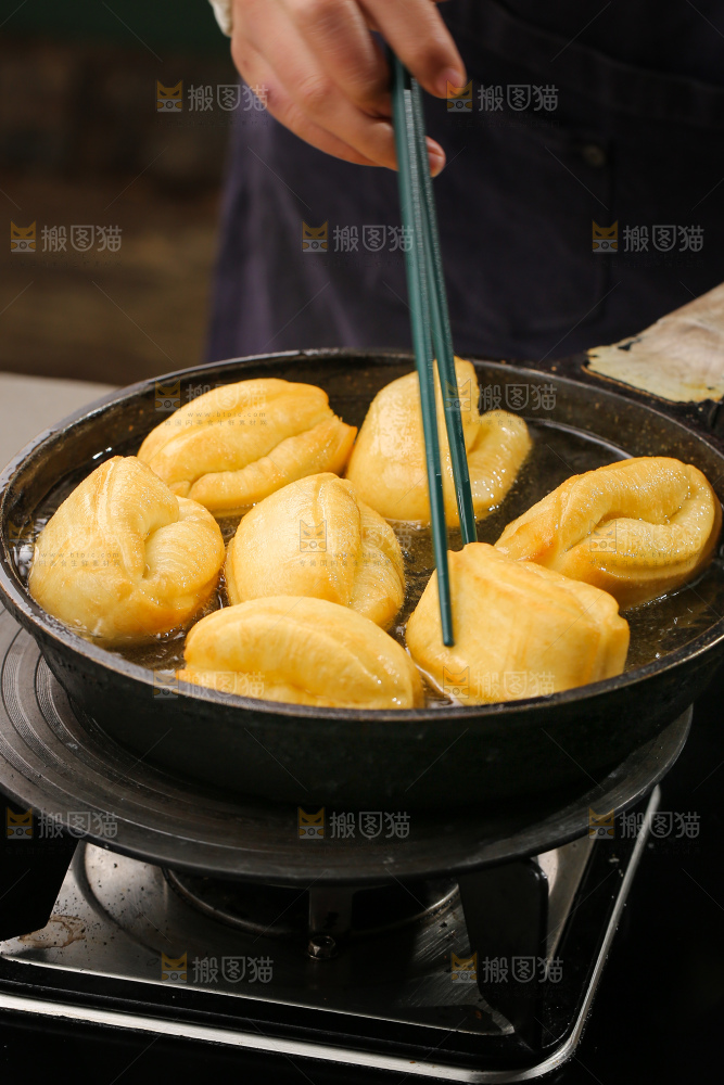 油锅里正在炸着油条