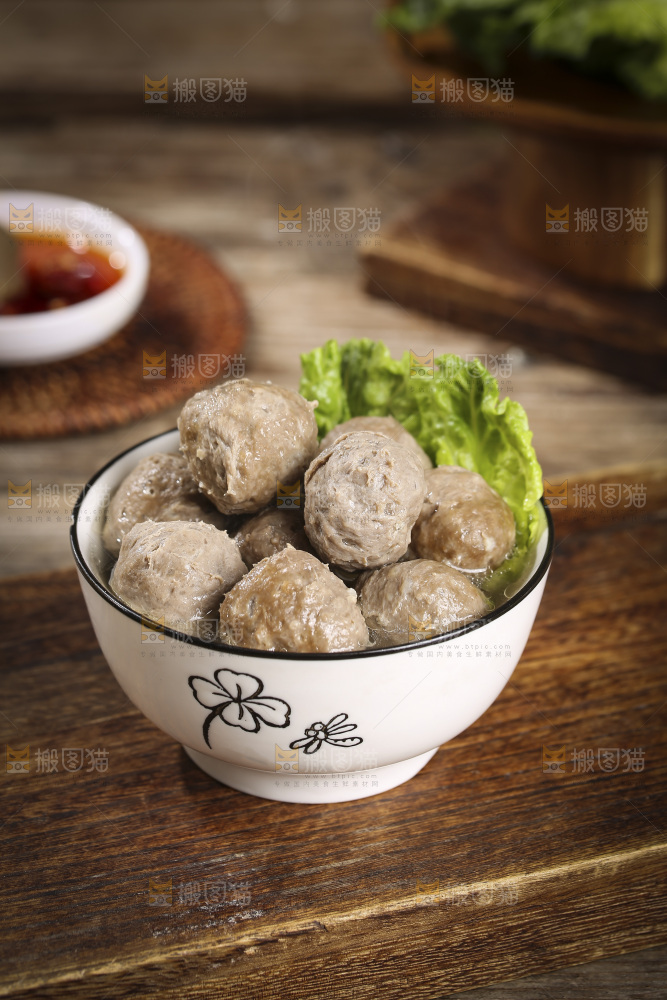 木底上的牛肉丸