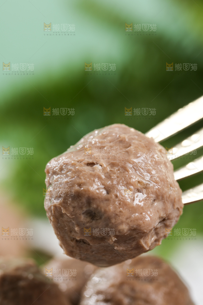 浅底上的牛肉丸