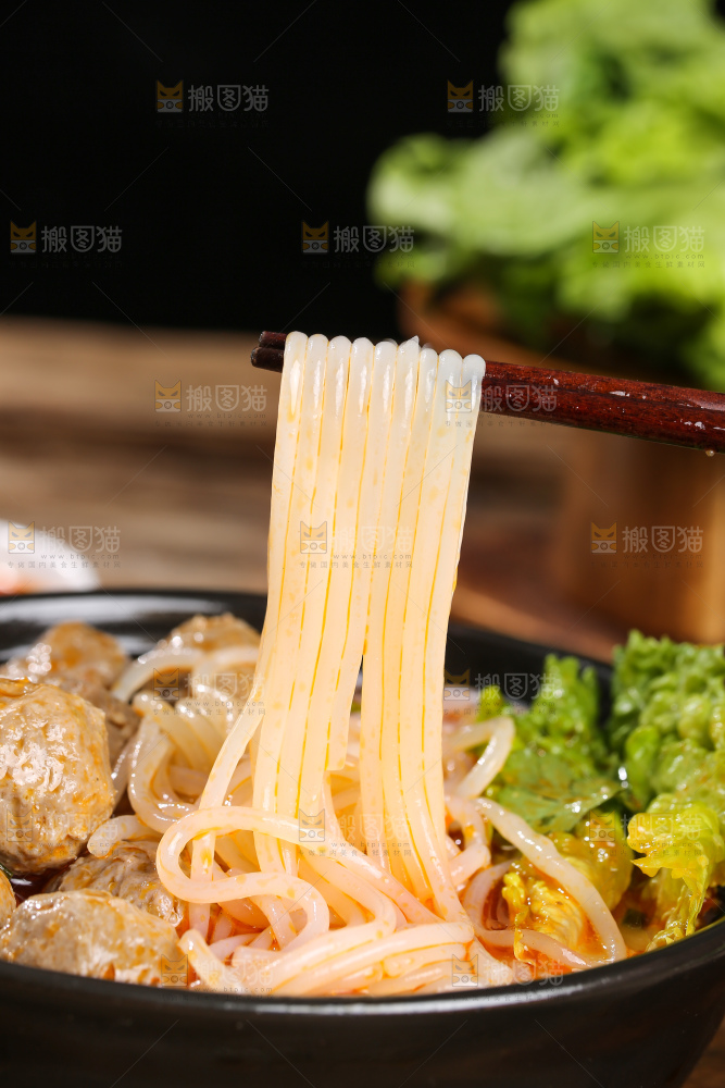 木底上的牛肉丸