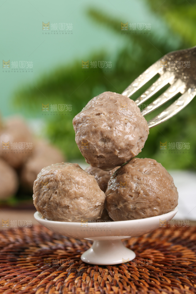 浅底上的牛肉丸