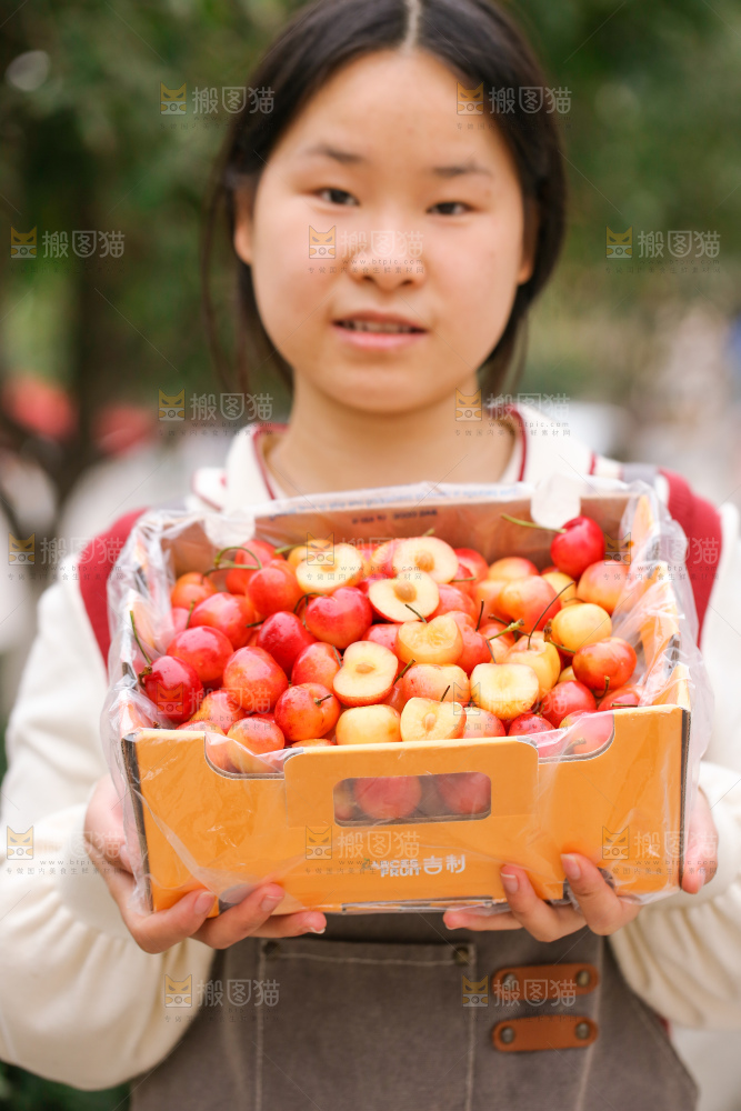 手里拿着黄金车厘子