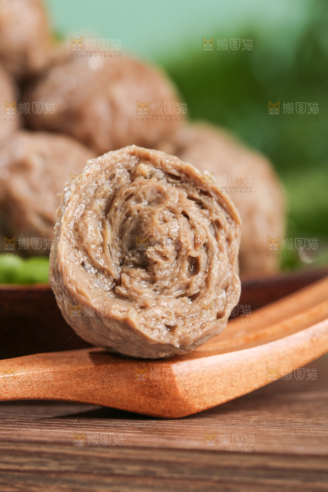 浅底上的牛肉丸