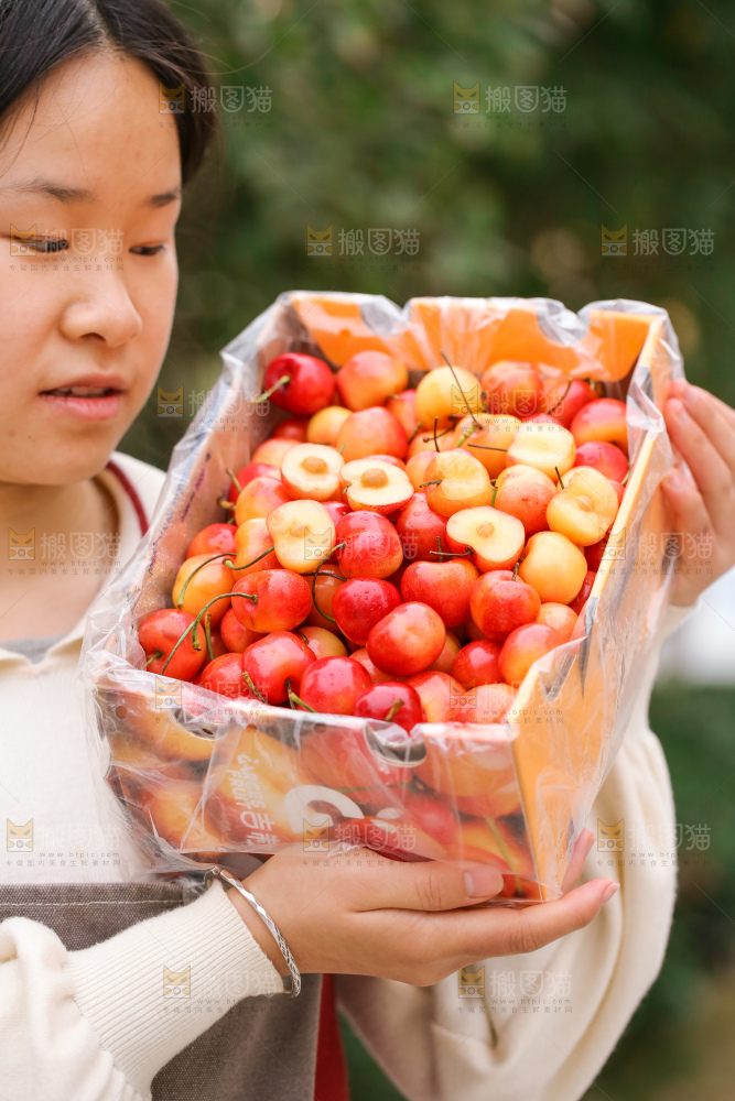 手里拿着黄金车厘子