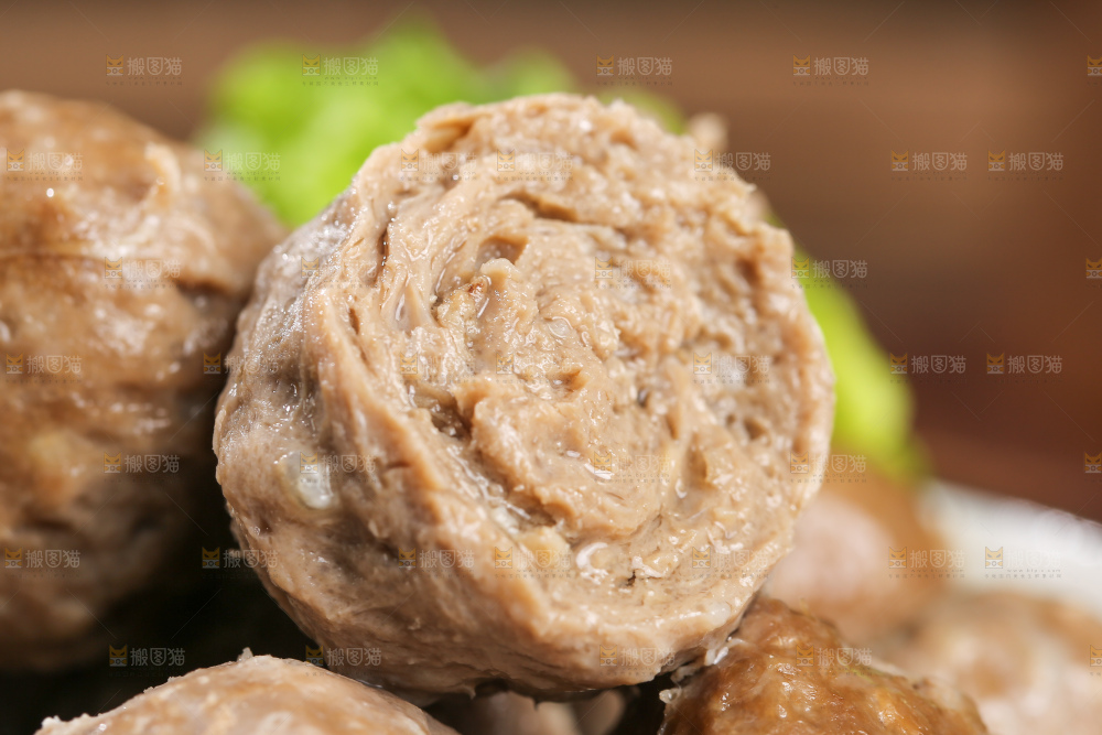 木底上的牛肉丸