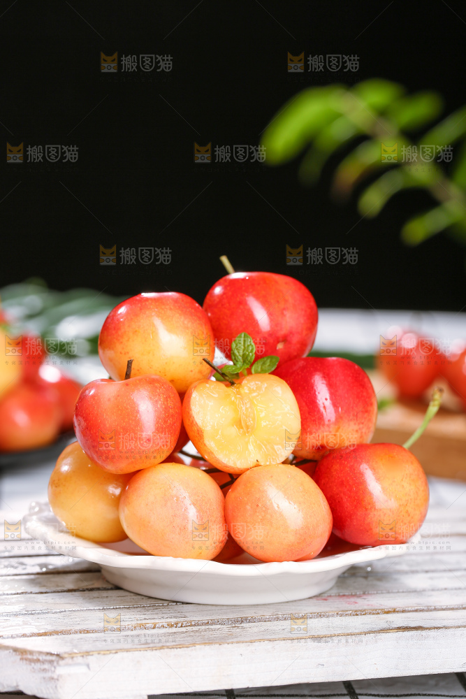 深底上的黄金车厘子