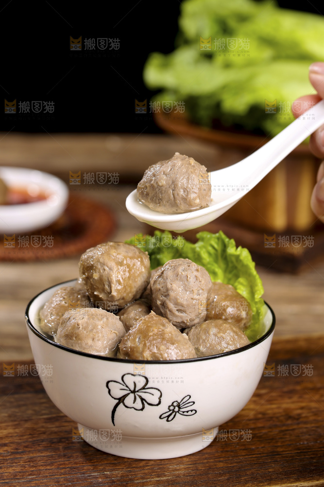 木底上的牛肉丸