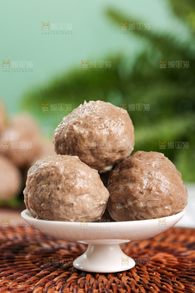 浅底上的牛肉丸