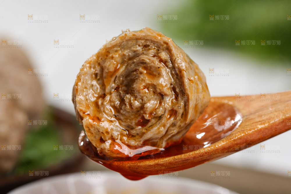 浅底上的牛肉丸