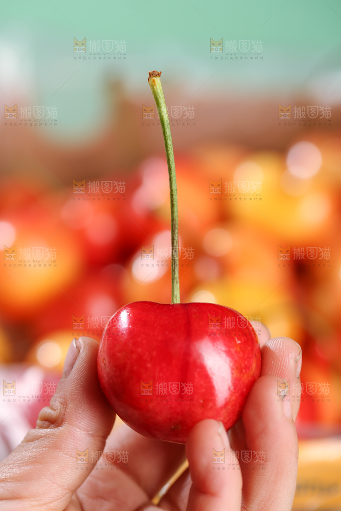 深底上的黄金车厘子