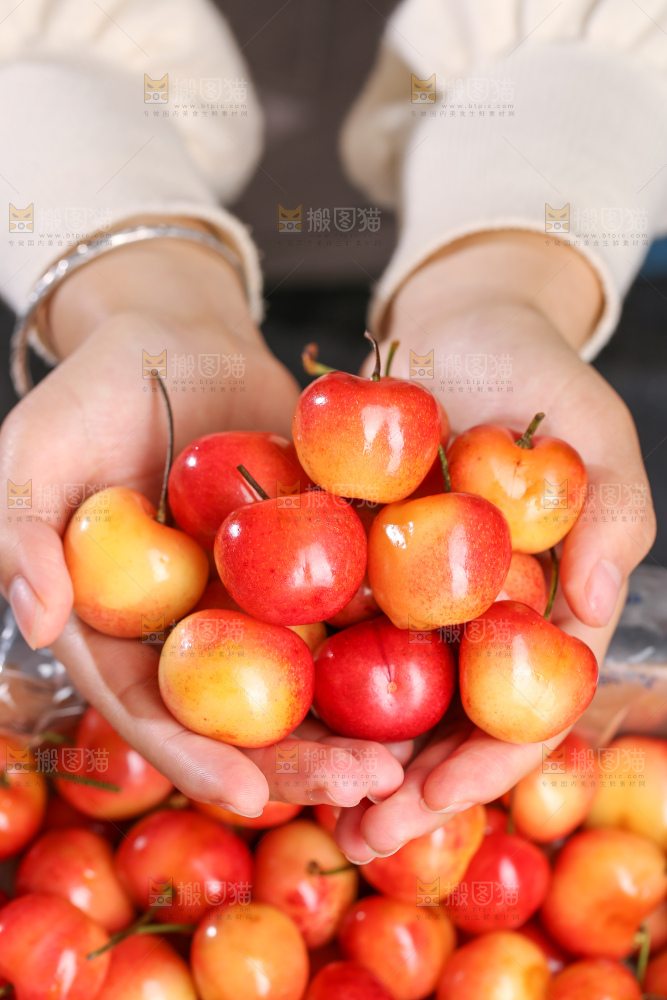 深底上的黄金车厘子