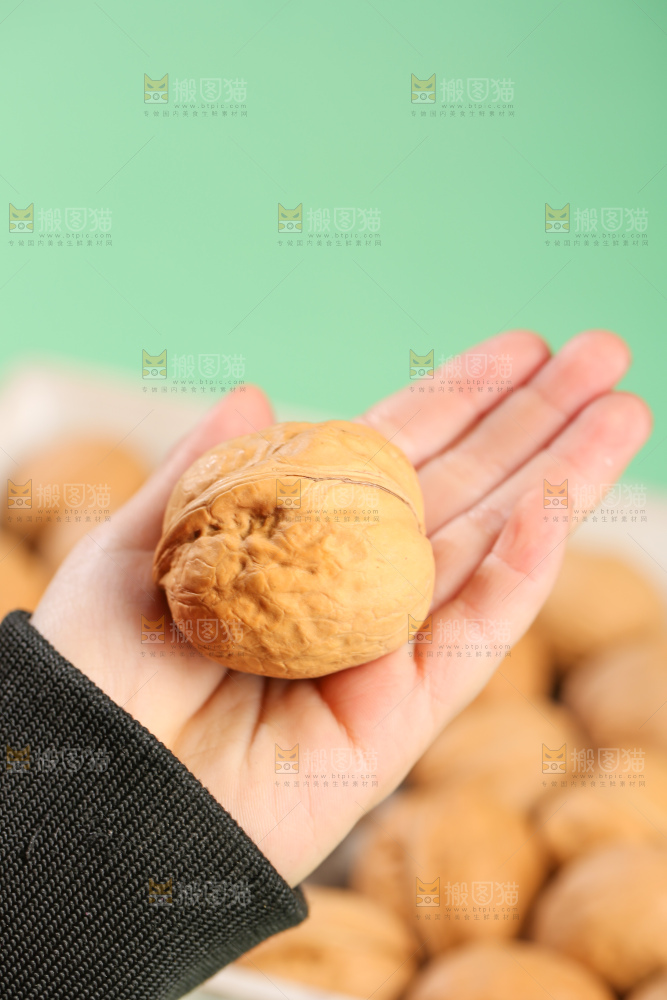 手里拿着核桃